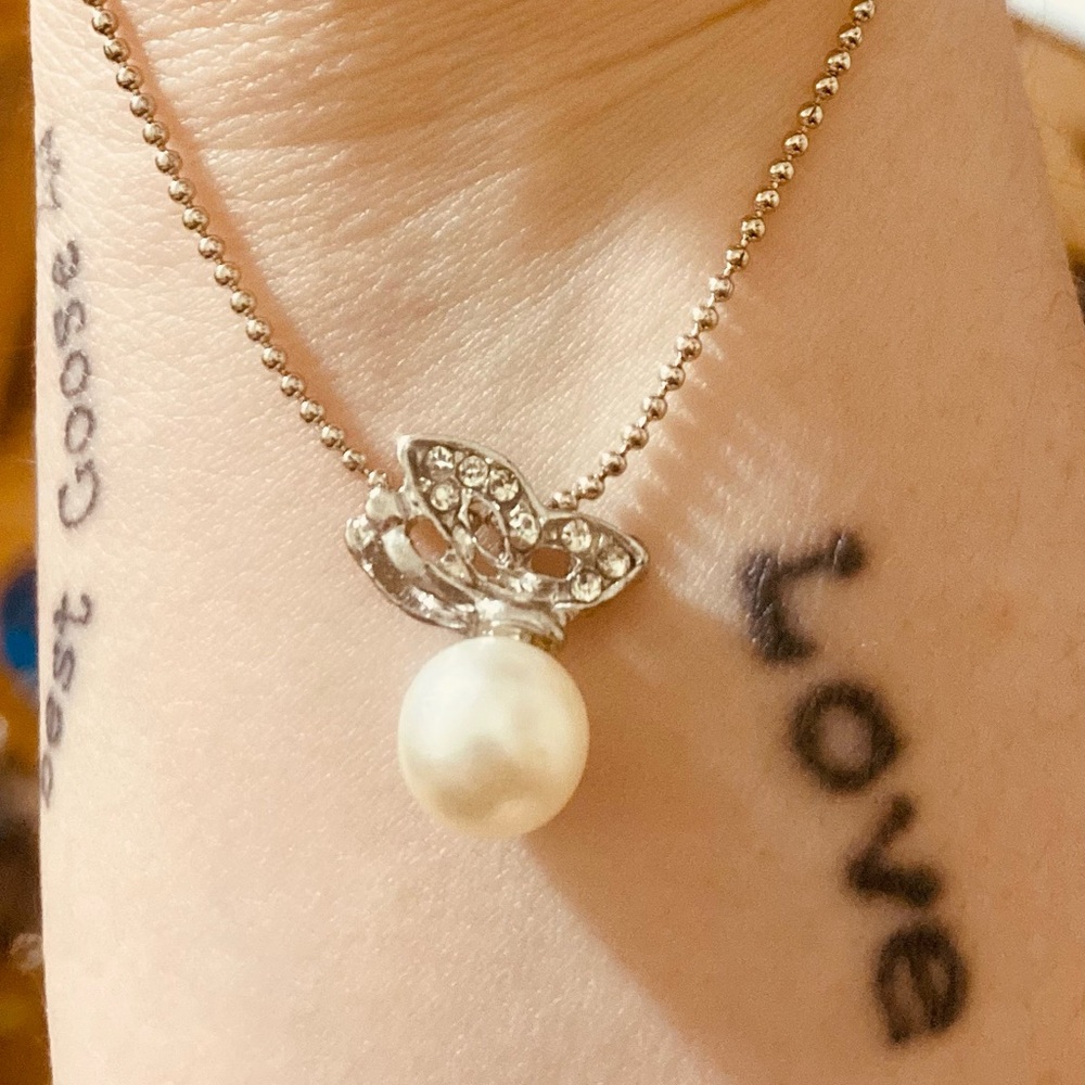 Elegant Silver and White Pearl Pendant Necklace